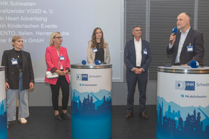 Karin Mausz (Heart Advertising), Karin Hoschek (Sisento-italiensche Herrenschuhe), Sandra Haas (Kinderlachen Event), Gerd Stiefel (Stellvertr. IHK-Präsident) und Dr. Andreas Lutz (VGSD) bei der Podiumsdiskussion