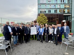 Vor dem Restaurant: Ein Foto mit dem Freundeskreis der Selbstständigen