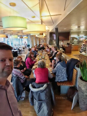 Alle Teilnehmer saßen an einer langen Tafel und starteten den Tag mit Networking