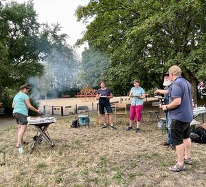 Salatbuffet, Würstchenduft und gute Gespräche im Grünen gab es beim traditionellen Sommergrillen des VGSD Berlin-Brandenburg.