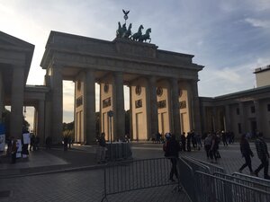 Um unseren Gästen aus der Politik kurze Wege zu bieten, tagen wir direkt gegenüber vom Brandenburger Tor, gleich um die Ecke ist das Reichstagsgebäude