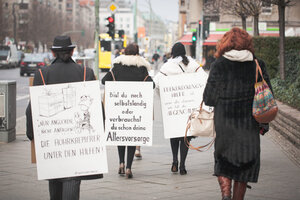 Teilnehmer der künstlerischen Protestaktion von VGSD/ IKiD