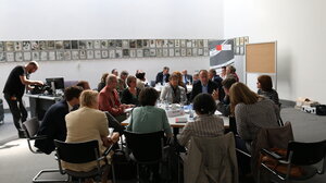 Die Teilnehmer diskutieren an drei Tischen (Foto: spdfraktion.de)