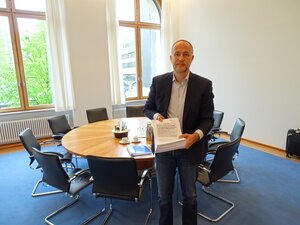 Andreas Lutz mit Petition im Arbeitsministerium