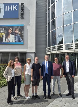 Gruppenbild mit Bundestagsabgeordnetem: Dr. Markus Reichel von der CDU hatte zum Gespräch geladen – unsere VGSD-Mitglieder gingen gern mit ihm in den Austausch.