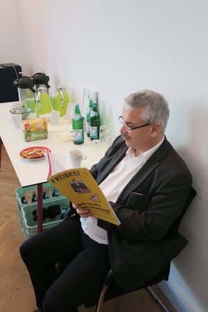 Thomas Andersen (DCV) beim Lesen des vom Handwerkerverband BUH herausgegebenen "Freibrief"