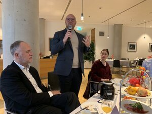 Jens Peick (SPD) spricht als Erster der anwesenden MdBs