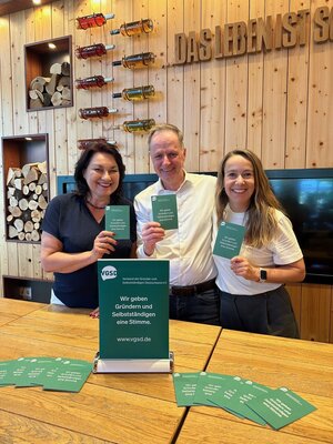Das neue Orga-Team der RG Düsseldorf: Das Trio aus Maria, Rainer und Carolin beim Stammtisch der Gruppe.