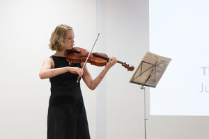 Musikalische Eröffnung durch Theresa Burggaller vom Julius-Stern-Institut an der Bratsche -