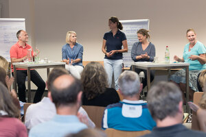 Kristina Schmid (Mitte) moderiert die Diskussion und sorgt dafür, dass alle Fragen beantwortet werden