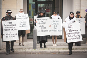 Teilnehmer der künstlerischen Protestaktion von VGSD/ IKiD