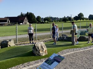 In zwei Gruppen ging es los mit Minigolf-Spielen und Netzwerken.