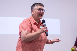 Silke in ihrem Element: Auf der Bühne beim Netzwerktreffen 2024 in Frankfurt