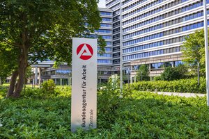 Haupteingang der Zentrale der Bundesagentur für Arbeit in Nürnberg