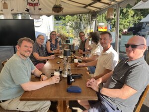 Sonnenbrille und kaltes Bier. Nach dem Walk &amp; Talk saßen wir entspannt auf dem Biergarten!