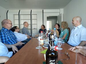 Gut gelaunt diskutieren die Teilnehmer über das Thema Nachhaltigkeit und Technologie