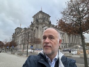 Andreas vor dem Reichstag auf dem Weg zum nächsten Termin