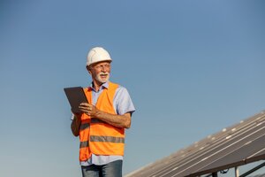 Datev beobachtet einen Zuwachs an aktiven Altersrentner/innen im Mittelstand, insbesondere in der Energiebranche, Versorgung und Entsorgung. Das bisher erzielte Plus an Vollzeitstellen liegt noch deutlich unter dem, was notwendig wäre, um die Steuermindereinnahmen auszugleichen.  
