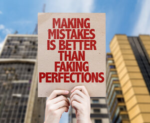 Feire deine Fehler, denn Fehler zu machen ist besser als Perfektion vorzutäuschen.