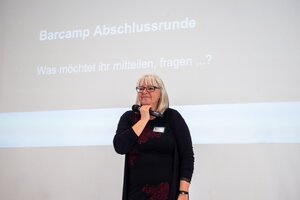 Barcamp-Moderatorin Doris Schuppe eröffnet die Abschlussrunde