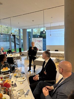 Victoria Ringleb (AGD) spricht aus Perspektive der Designer