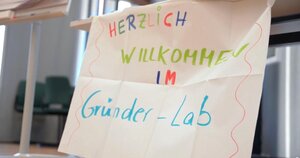 Die Schüler/innen sind von A bis Z selbst für ihr Projekt verantwortlich – von der Ideenfindung über die Budgetplanung bis hin zum Verkaufsgespräch mit echten Kund/innen.
