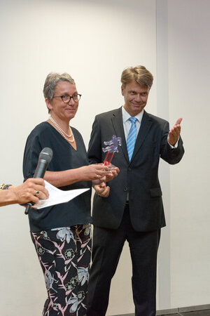 Christa Weidner hat von Till Bartelt, Vorstand der Stiftung, gerade den Preis erhalten -