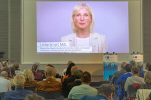 Ulrike Scharf, bayerische Staatsministerin für Familie, Arbeit und Soziales hielt eine Videobotschaft