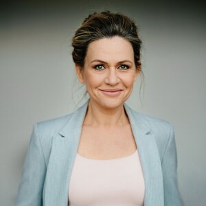 Dana Geissler ist ausgebildete Schauspielerin, Sprecherin und Trainerin