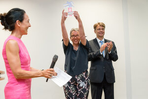 VGSD-Mitglied Christa Weidner in Siegerpose mit dem Bonhoff-Preis 2016.