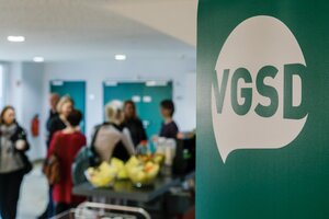 VGSD-Logo mit Pausenbuffet im Hintergrund