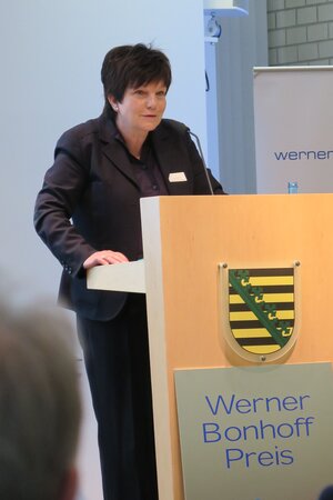 Die Tagesspiegel-Journalistin Dr. Ursula Weidenfeld hält die Laudatio