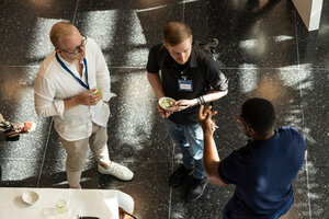 Teilnehmer/innen beim Networking