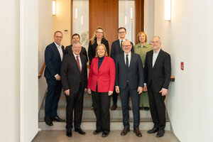 Gruppenfoto mit Bundesministerin Bärbel Bas. Vorne (v.l.n.r.) : Christoph Alhaus (BVMW), BM Bärbel Bas, Thomas Keiser (IKW) und Andreas Lutz (VGSD); hinten (v.l.n.r.): Jörn Freynick (BAGSV), Sebastian Krauss (Mittelstandsallianz), Dr. Helen Fürst (GKV), Max Follmer (DSLV) und Cornelia Okpara (BDSW).