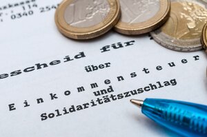 Soll ich bei meines Erachtens vorhandenen Fehlern im Steuerbescheid die Zahlung verzögern oder ist das eine Steuerfalle?