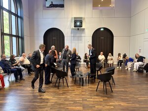 Nach dem Umbau nehmen die Expert/innen ihre Plätze ein