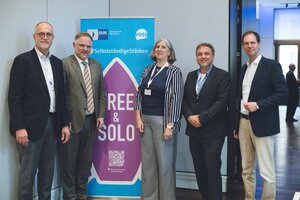Gruppenfoto der Panel-Teilnehmer/innen: Andreas Lutz, MdB Peter Aumer, Frauke Kamp, Sascha Straub, Martin Drognitz (v.l.n.r.)
