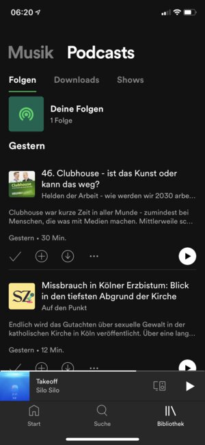 In der Spotify-Bibliothek gibt es einen eigenen Bereich für die die Podcasts. Hier findest du alle Folgen von Podcasts, denen du folgst (die Neueste zuerst). Unter "Downloads" findest du Folgen, die du heruntergeladen hast, um sie offline anzuhören. Am praktischsten finden wir "Shows": Hier findest du alle Podcast-Reihen, denen du folgst, sortiert nach dem Podcast mit der neuesten Folge.