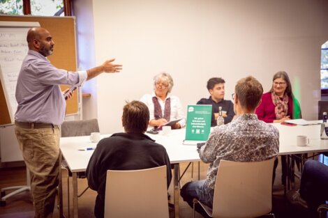 Die Teilnehmer/innen hatten die Qual der Wahl zwischen 36 Barcamp-Sessions. Hier erzählt Abbasali Merchant gerade, wie Selbstständige ihre IT-Sicherheit verbessern können. 