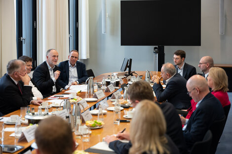 Am langen Tisch sprach unser Vorstandsvorsitzender Andreas Lutz unter anderem darüber, wie die Rechtsunsicherheit in Sachen Statusfeststellung Selbstständige und Auftraggeber belastet. 