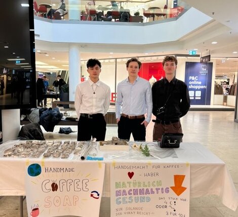 Bei diesen drei Jungs gibt's Seifen aus Kaffee zu kaufen.