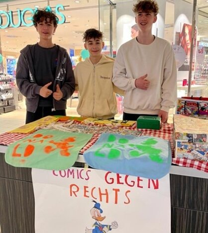Und noch eine Geschäftsidee von jungen Entrepreneuren: Diese Jungs verkaufen selbstgezeichnete Comics gegen rechts. 