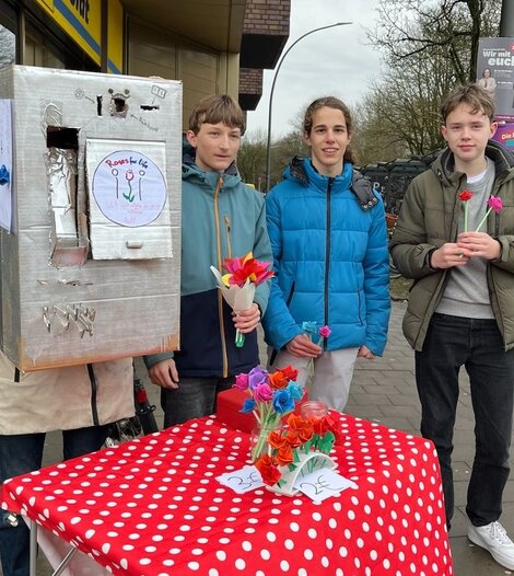 Hier gibt's bunte Papierblumen – verkauft werden sie von einem sprechenden Blumenautomaten.