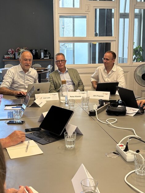 Unser Vorstandsvorsitzender Andreas Lutz (l.) und Leiter Politik Jörn Freynick (r.) mit Peter Klotzki (BFB, Mitte).