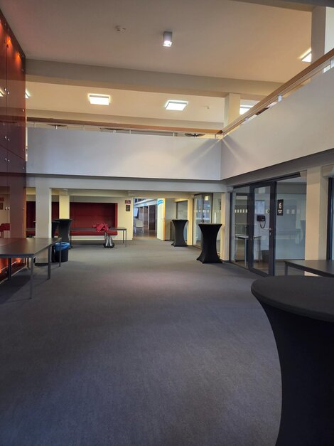 Das Foyer mit Kaffeeecken und direktem Zugang zu den Sessionäumen (rechts)