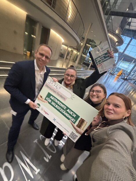 Das Foto ist etwas wackelig, die Stimmung war dafür bestens: Jörn Freynick mit Jessica Seip, Mara Weinert und Michelle Roth von openPetition. 