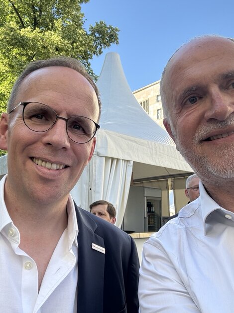 Ein Tag, zwei Veranstaltungen. Nach dem BAGSV-Präsenztreffen ging es für Jörn und Andreas direkt weiter zum Sommerfest im BMF.