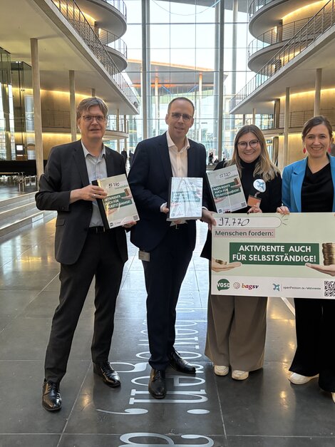 Petitionsübergabe vor dem Finanzausschuss: Sascha Müller MdB (Grüne), Jörn Freynick (Leiter Politik VGSD), Mara Weinert (Campaining openPetition) und Katharina Beck MdB (Grüne)