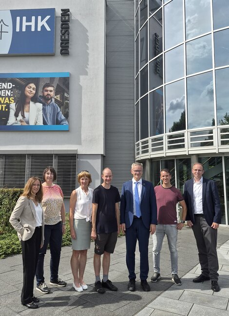 Gruppenbild mit Bundestagsabgeordnetem: Dr. Markus Reichel von der CDU hatte zum Gespräch geladen – unsere VGSD-Mitglieder gingen gern mit ihm in den Austausch.