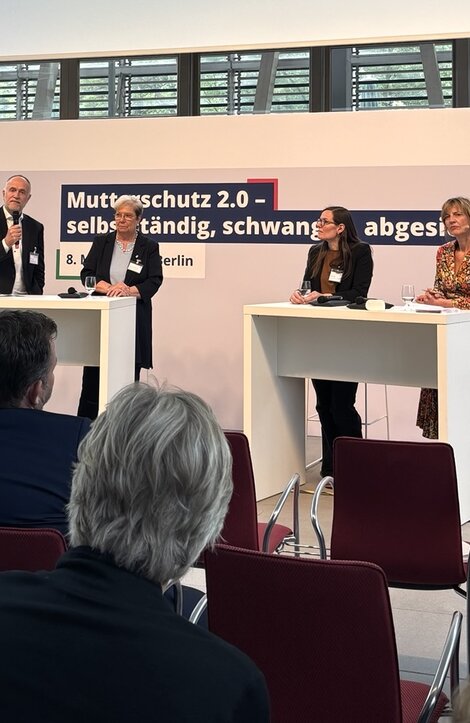 Unser Vorstandsvorsitzender Andreas Lutz (links) auf dem Panel. 